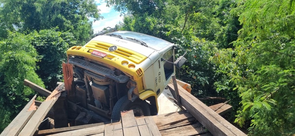 Caminh�o cai de ponte de madeira em Rondon�polis e deixa motorista ferido