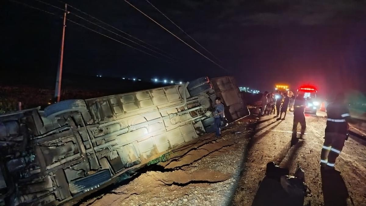 �nibus com passageiros tomba na BR-163 e deixa feridos