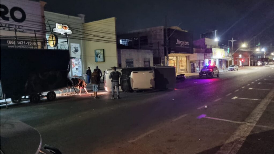 Acidente em Rondon�polis: Caminhonete tomba ap�s colidir com trailer de lanche