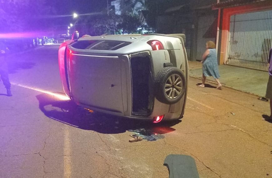 Embriagado e sem CNH, jovem bate em carro estacionado e capota ve�culo em Rondon�polis