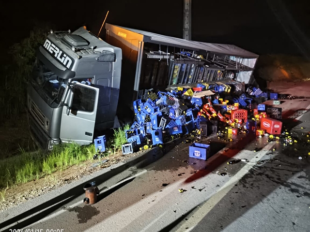 Caminh�o tomba �s margens da BR-163 e espalha carga de cerveja em Sorriso