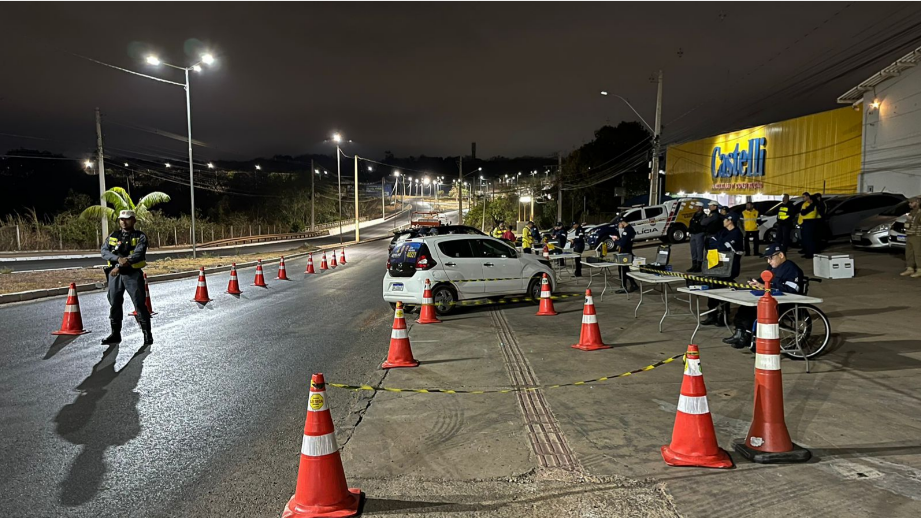 Fiscaliza��o prende 11 motoristas embriagados na madrugada deste domingo na capital