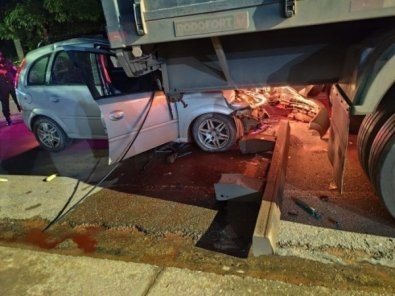 Carro se choca contra carreta estacionada e deixa tr�s feridos em Alta Floresta