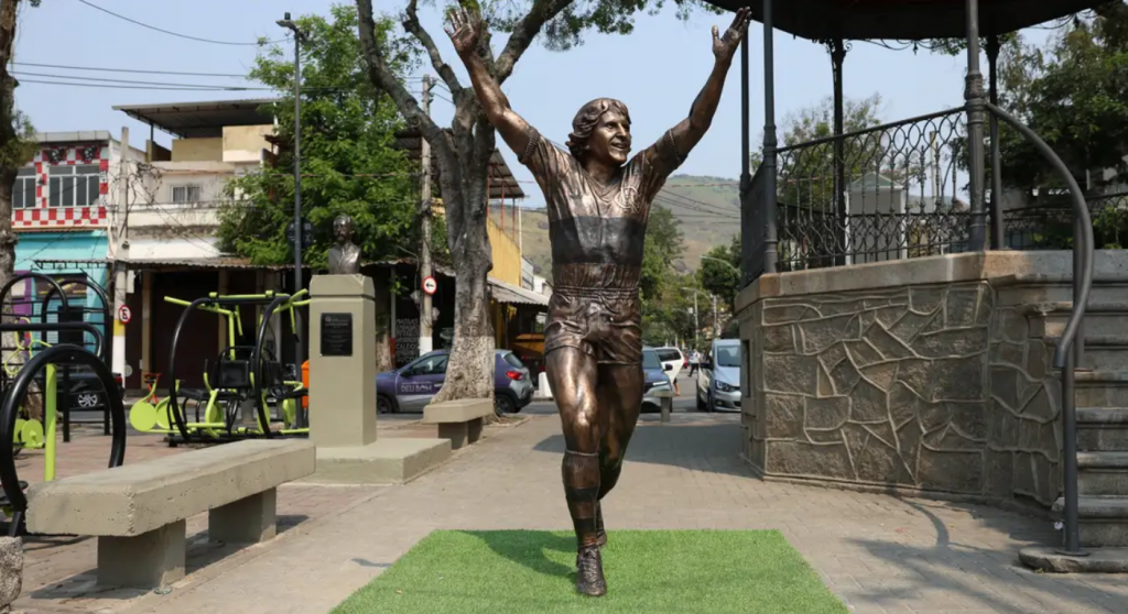 Zico ganha est�tua em Quintino, bairro onde nasceu e foi criado