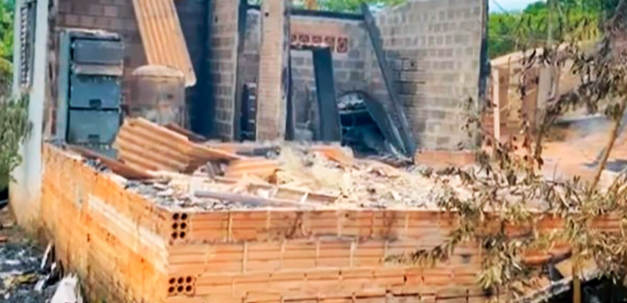 Morador morre carbonizado ap�s inc�ndio em resid�ncia