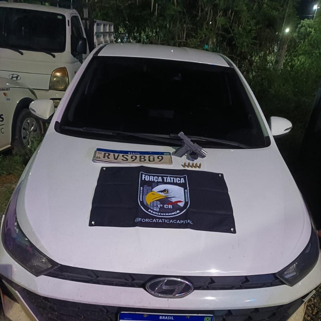 For�a T�tica prende homem com pistola e recupera ve�culo em Cuiab�
