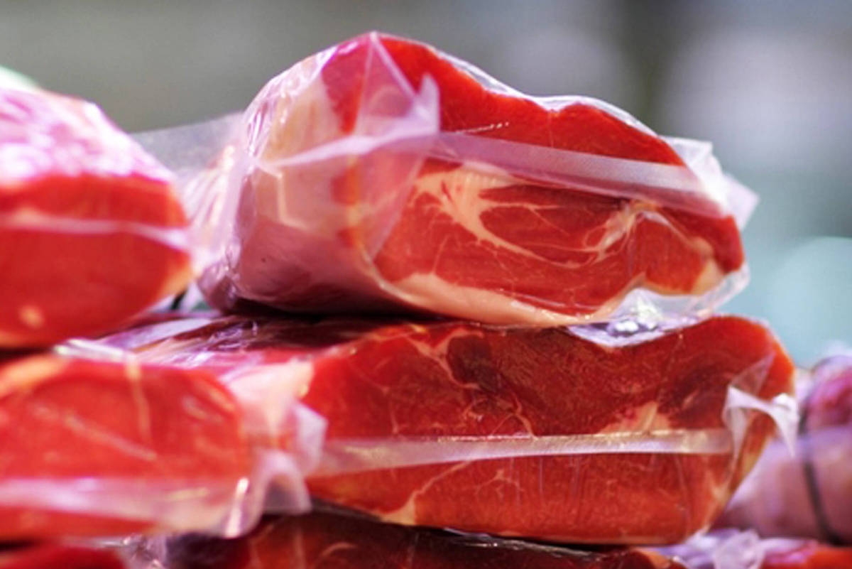 C�meras flagram casal furtando 11 pe�as de carne em supermercado de V�rzea Grande