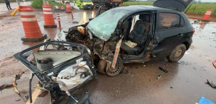 Colis�o entre carro e carreta deixa quatro feridos na BR-163