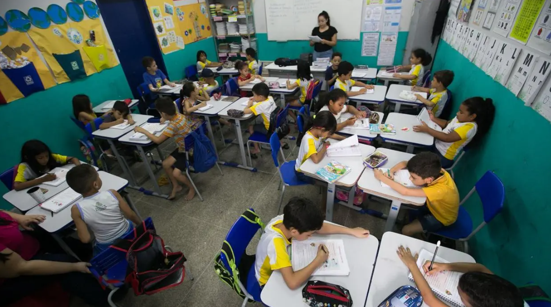 Piso nacional do magist�rio � reajustado e supera R$ 5,1 mil em 2026