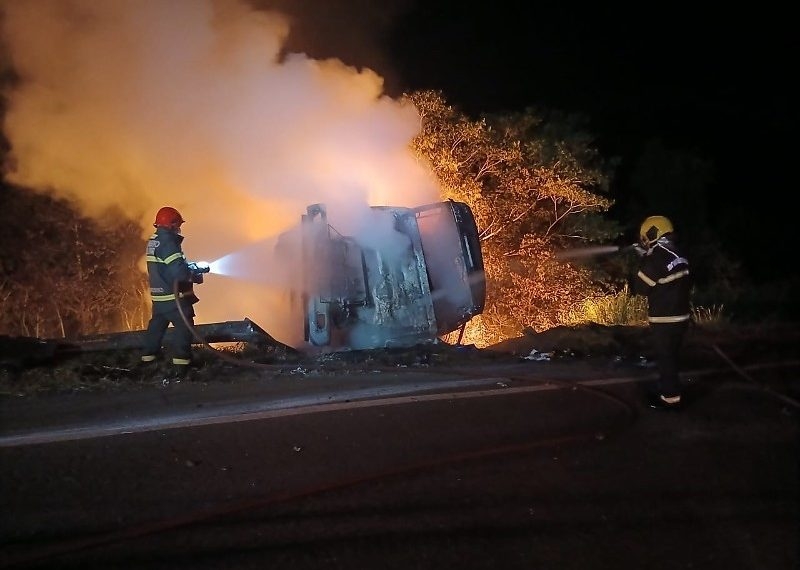 Motorista morre carbonizado ap�s carreta-tanque tombar e pegar fogo na MT-130
