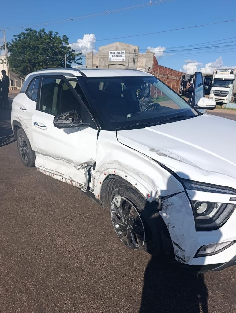 PM prende dois faccionados, recupera carro roubado e apreende arma de fogo