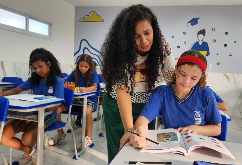 Professores da rede estadual podem se inscrever para bolsa que oferece R$ 2,1 mil por at� dois anos