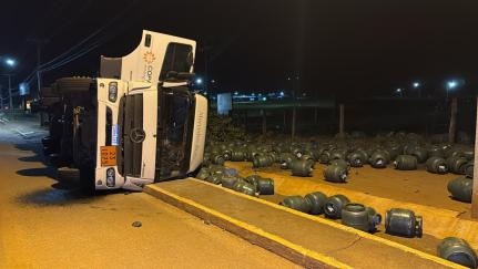 Caminh�o com carga de g�s tomba em rotat�ria da BR-174 B em Pontes e Lacerda