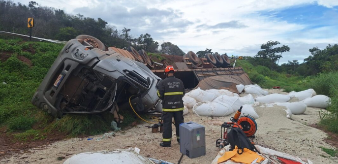 Carreta tomba na BR-163 e motorista morre preso �s ferragens
