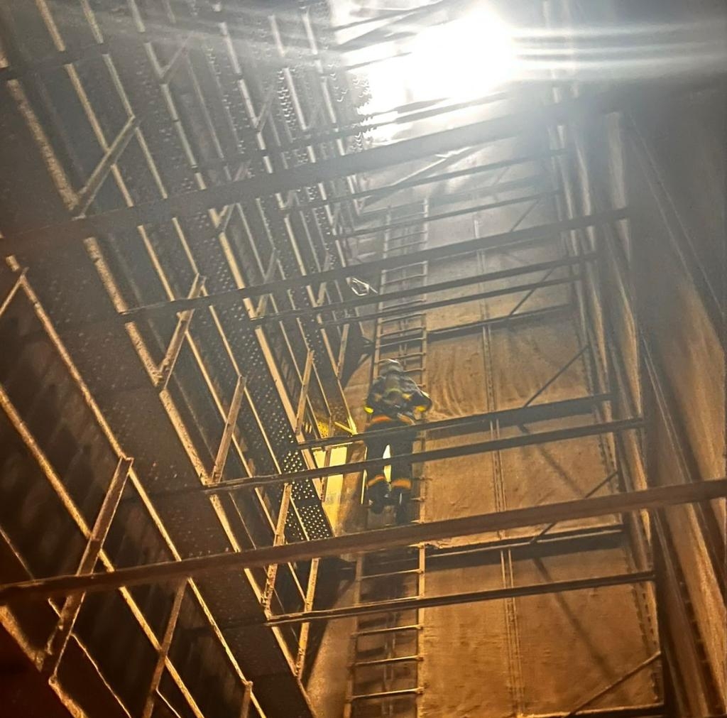 Corpo de Bombeiros combate inc�ndio em silo secador de gr�os em fazenda