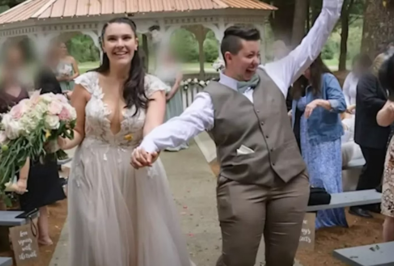 Esposas se apaixonam por madrinha do casamento e decidem formar trisal