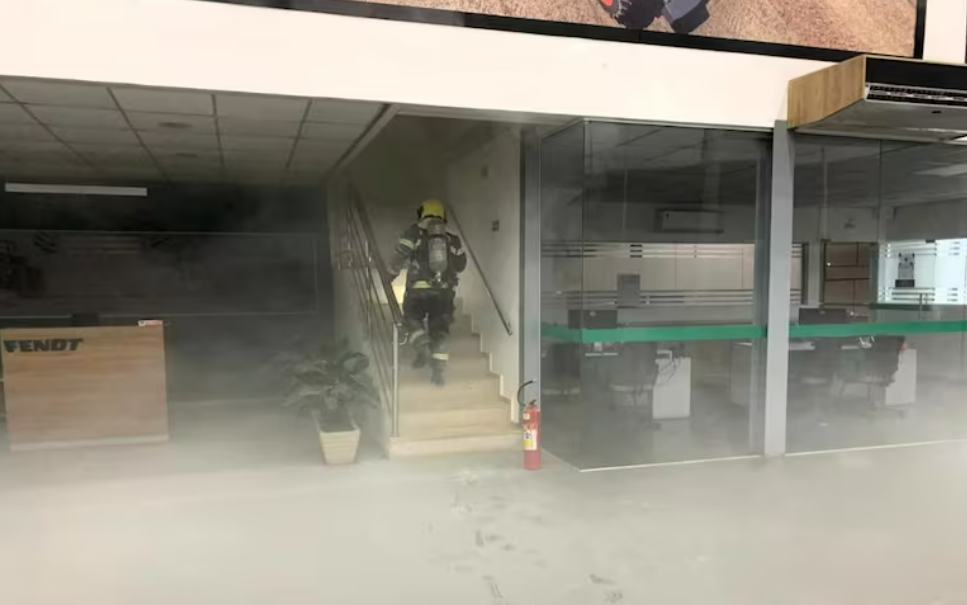 Inc�ndio em concession�ria de m�quinas em Primavera do Leste � controlado pelo corpo de bombeiros