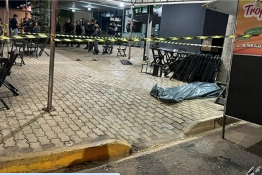 Homem � surpreendido por dupla e executado a tiros em trailer de lanches