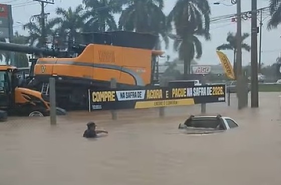 Chuva forte alaga avenidas de Primavera do Leste e causa estragos(V�deo)