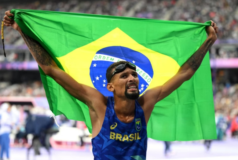 Julio Cesar bate recorde e garante o ouro no atletismo paral�mpico