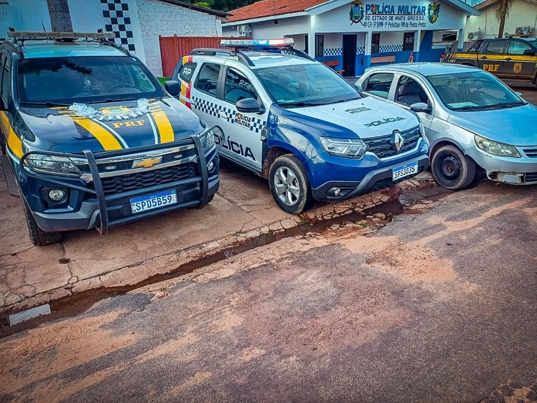 PRF apreende drogas em carro e det�m cinco ocupantes na BR-364, em MT