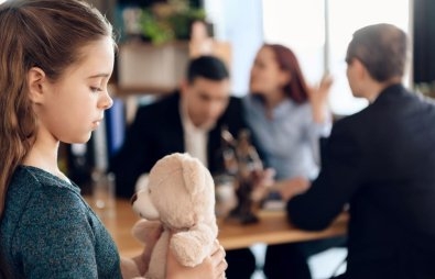 Lei da Alienação Parental divide especialistas e acende alerta sobre impactos na vida adulta