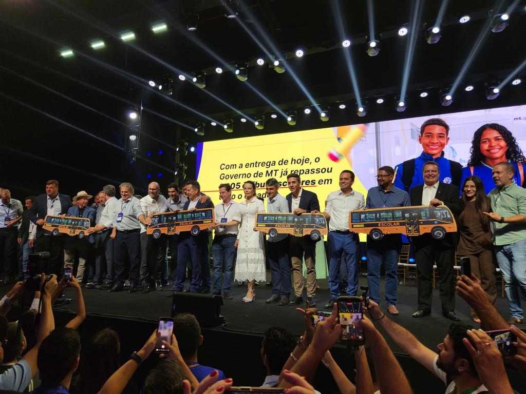 Governo de MT entrega 300 ônibus escolares aos municípios com investimento de R$ 128,7 milhões