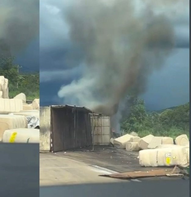 Carreta carregada com algodão tomba, pega fogo e interdita BR-364 na Serra de São Vicente