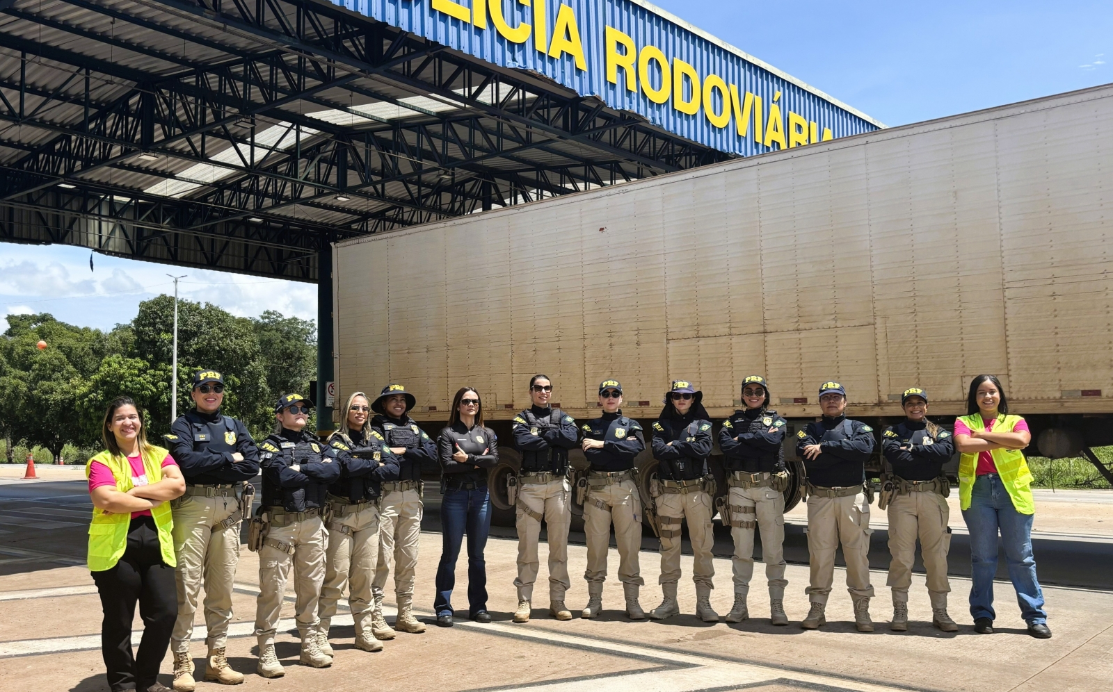 Operação 'Rosas de Aço' realiza abordagens para o combate à violência contra a mulher na rodovia