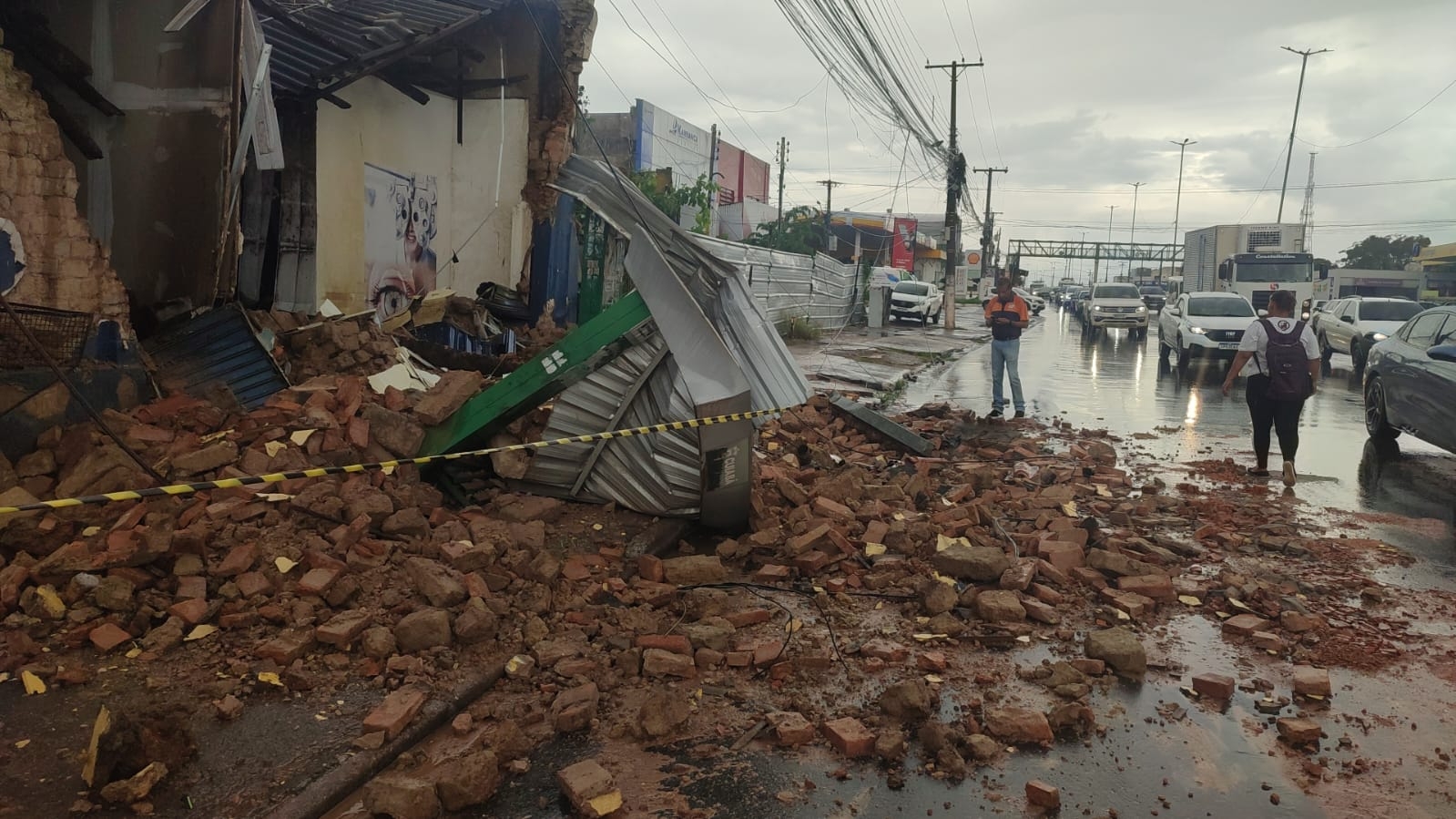 Defesa Civil é acionada após chuva forte causar desabamento e alagamento em Cuiabá