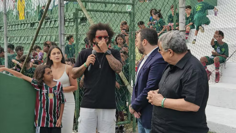 Marcelo � homenageado pelo Fluminense com nome em est�dio do CT de Xer�m e se emociona