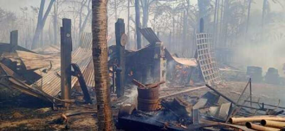 Inc�ndio destr�i barrac�es e carretas de empresa madeireira em Sinop