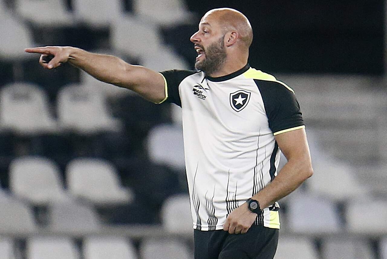 Botafogo anuncia Franclim Carvalho como novo t�cnico e aposta em retorno at� 2027