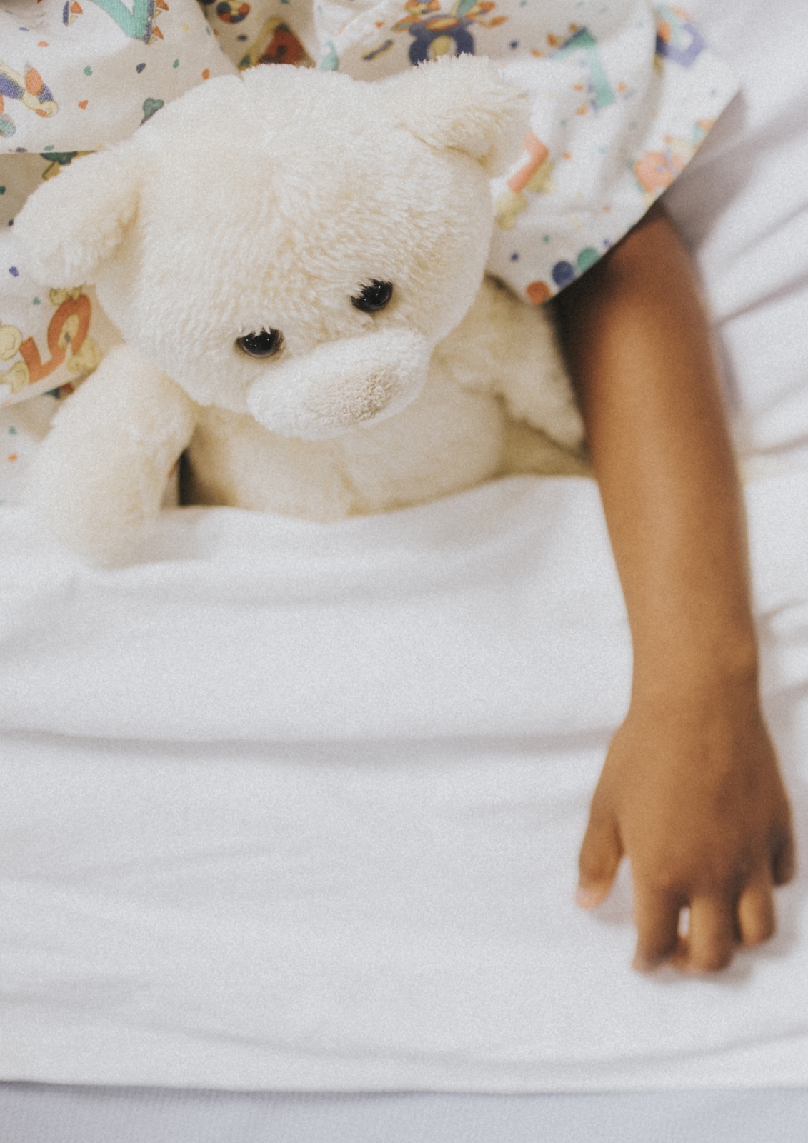 Criança de 2 anos é internada com queimaduras e suspeita de abuso em Primavera do Leste