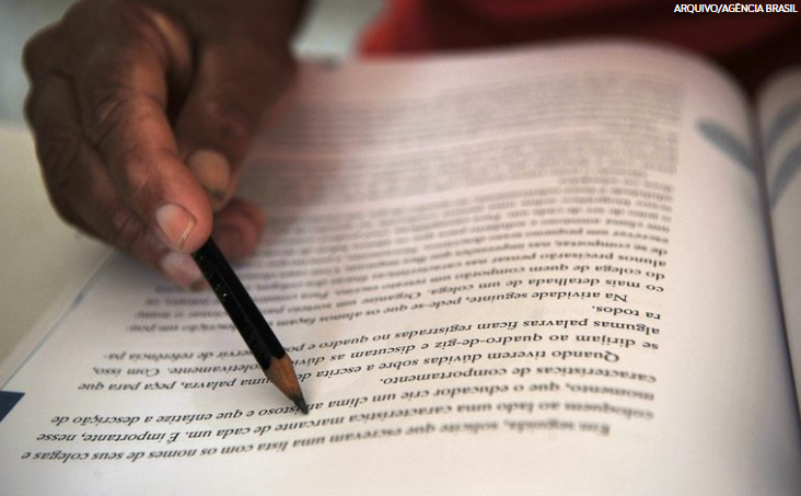 Governo lança plataforma nacional para ampliar acesso à Educação de Jovens e Adultos