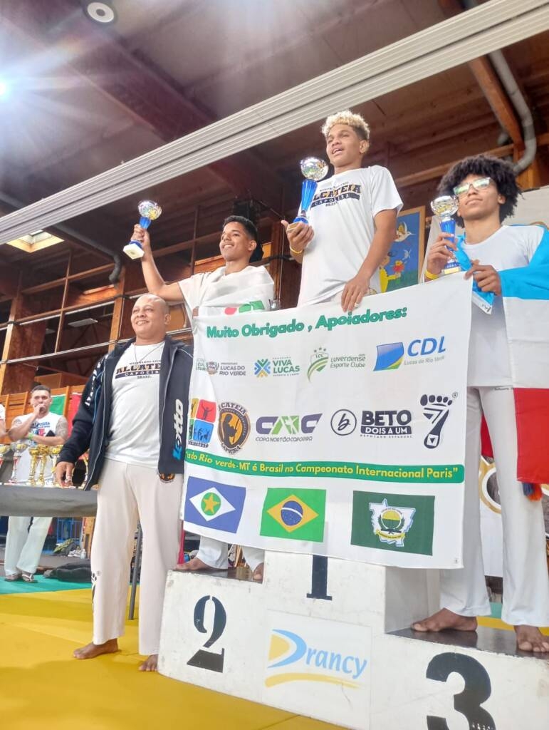 Capoeiristas de Lucas do Rio Verde sobem ao pódio em competição internacional na França