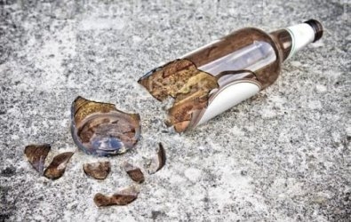 Homem agride namorada com garrafa quebrada e foge após ataque em MT