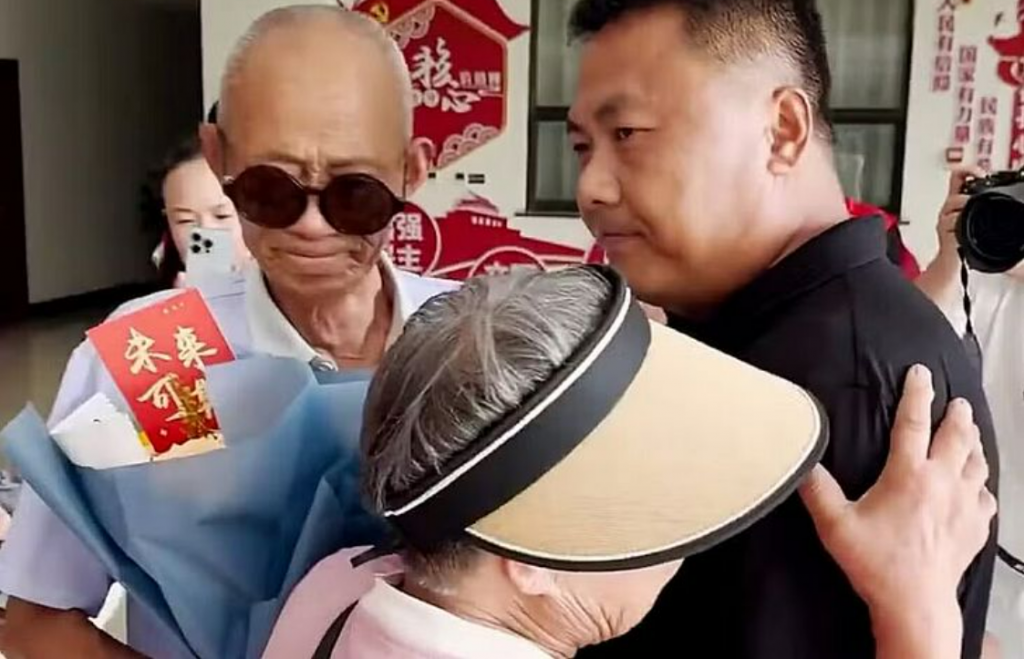 Ap�s 37 Anos, casal chin�s se reencontra com filho entregue para ado��o pela av�