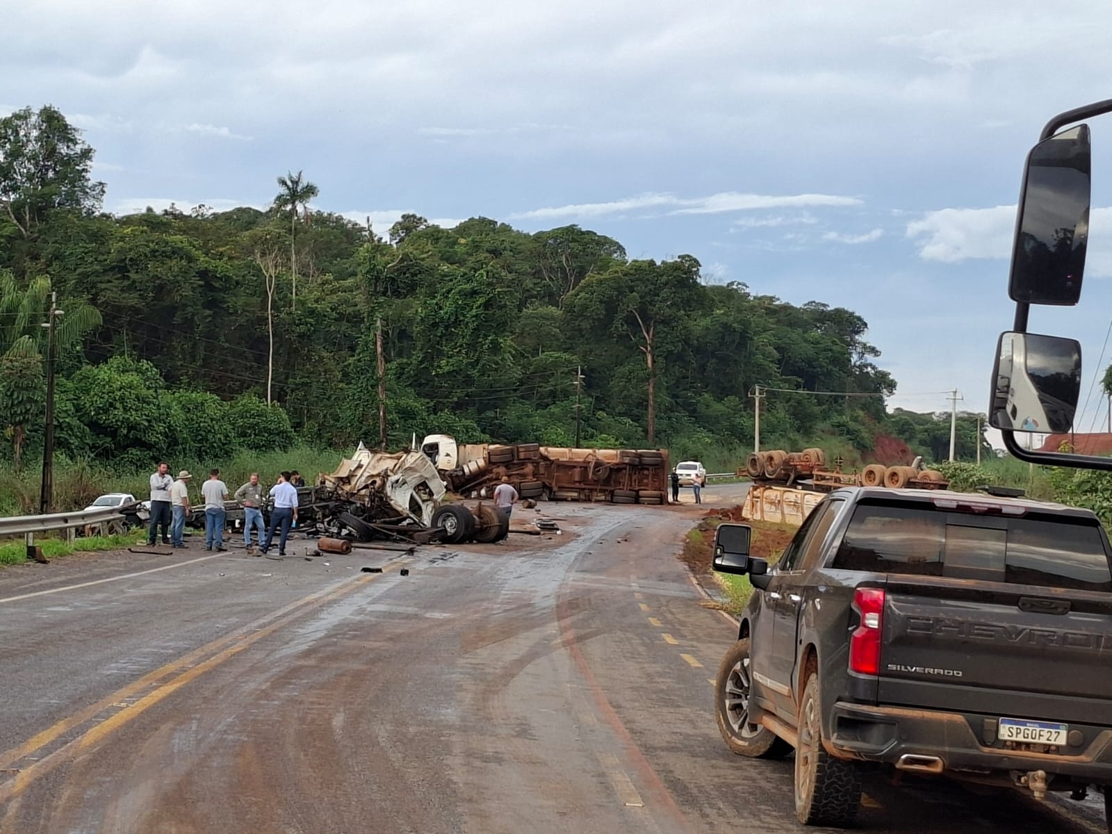 Trag�dia na MT-010/449: mec�nico morre ap�s impacto entre caminh�es