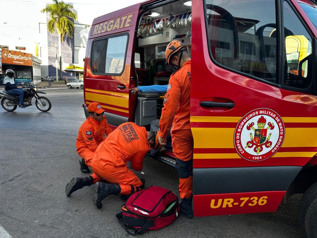 Corpo de Bombeiros socorre condutora ap�s queda de motocicleta em Alto Araguaia
