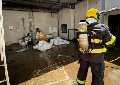 Inc�ndio em placas solares mobiliza bombeiros e � controlado sem v�timas em Sinop