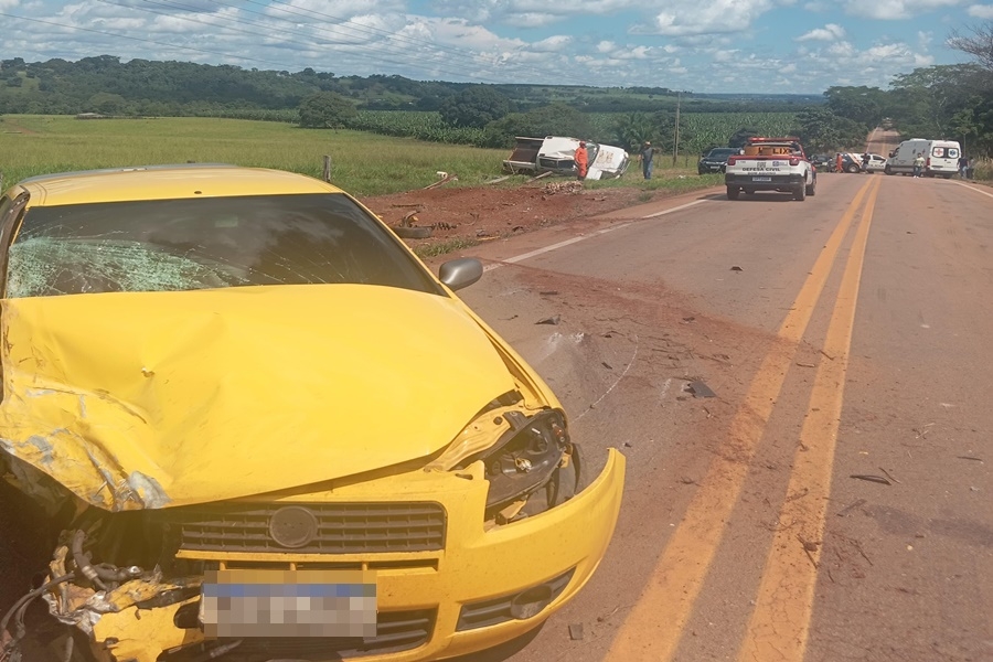 Colis�o frontal entre carro e caminhonete deixa feridos na MT-344 em Dom Aquino