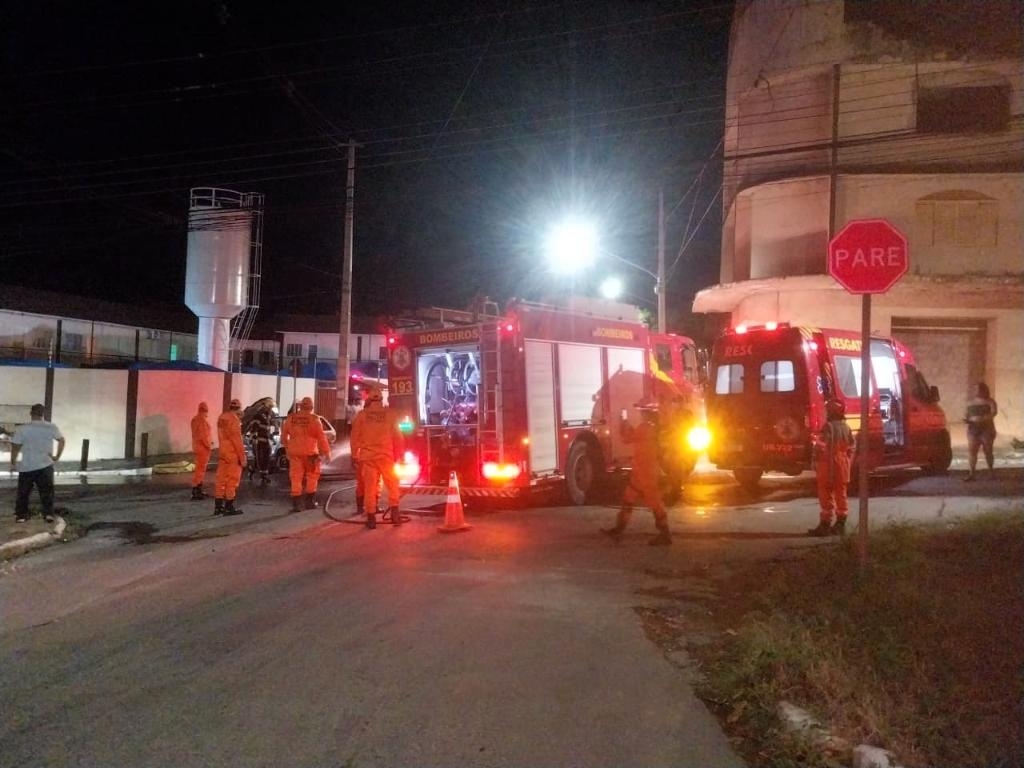 Bombeiros combatem inc�ndio e atendem v�timas ap�s colis�o entre carro e �nibus (V�deo)