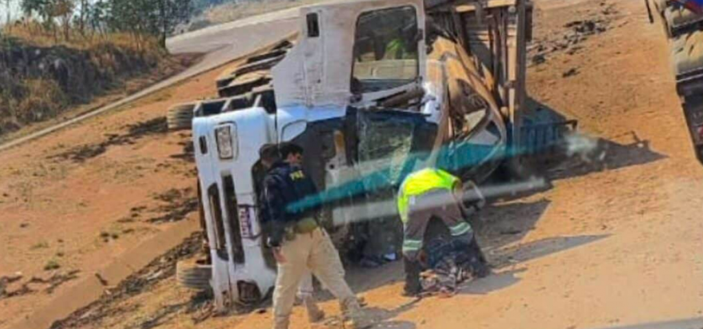 Carreta cegonha tomba na BR-364 e causa interdi��o de pista em Campo Verde