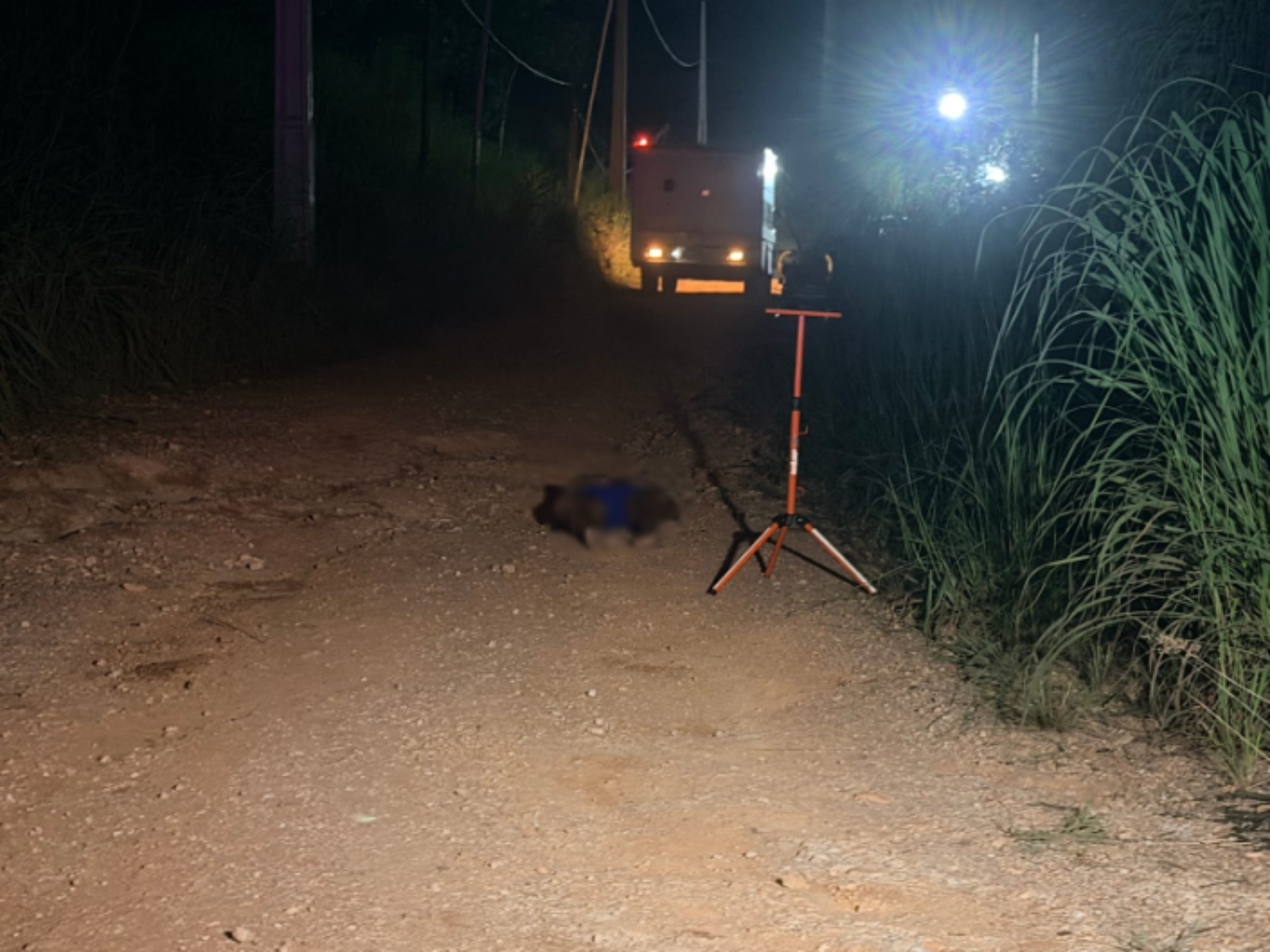 Corpo de homem com tornozeleira eletr�nica � encontrado em rua de Cuiab�; pol�cia suspeita de execu��o