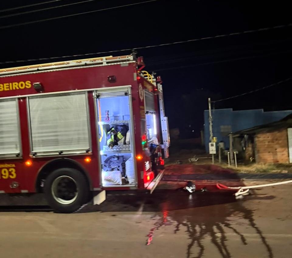 Corpo de Bombeiros combate inc�ndio em resid�ncia em �gua Boa