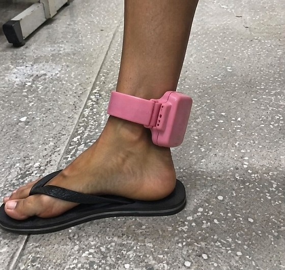 Nova proposta endurece monitoramento de agressores com tornozeleira diferenciada