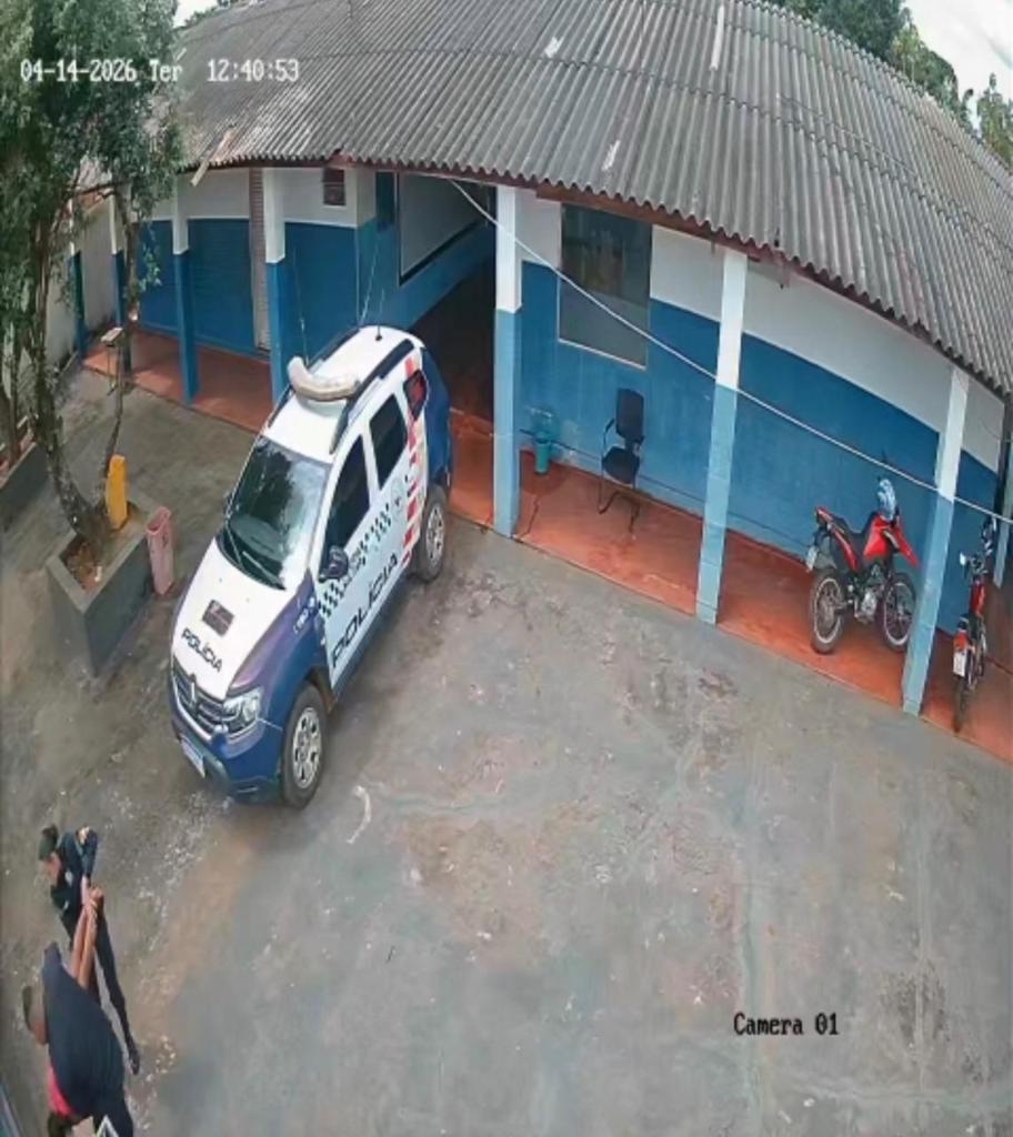 Pol�cia Militar salva vida de crian�a de 7 anos engasgada com moeda em Gl�ria D�oeste