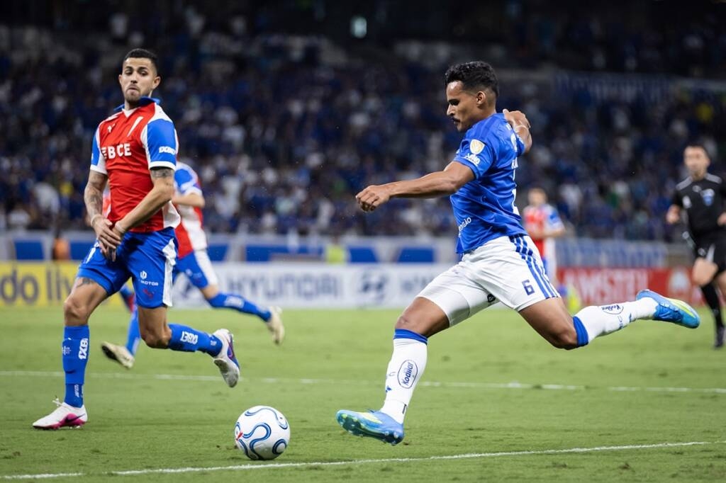 Cruzeiro recebe o Gr�mio no Mineir�o em duelo direto por rea��o no Brasileir�o