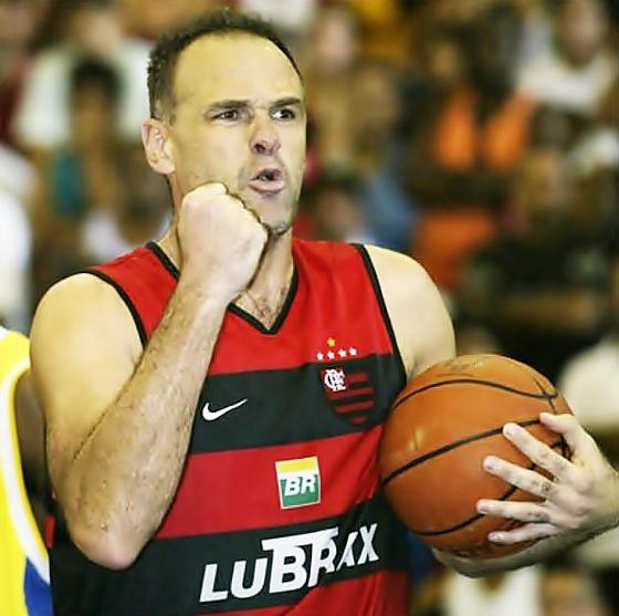 �dolo do basquete, Oscar Schmidt � homenageado com camisa 14 aposentada no Flamengo